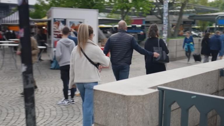 Mann probiert etwas aus einer Tasche zu klauen