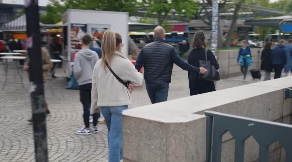 Mann probiert etwas aus einer Tasche zu klauen