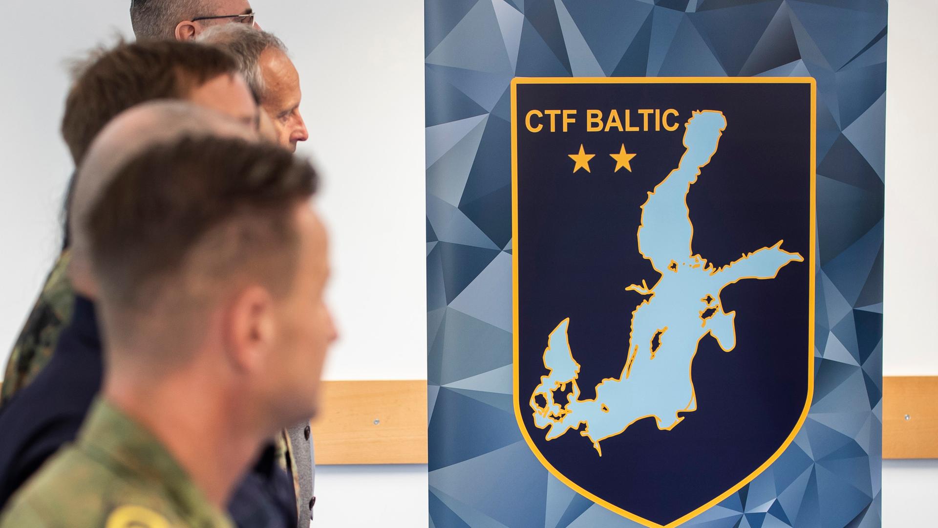 Soldaten stehen im neuen Hauptquartier der CTF Baltic 