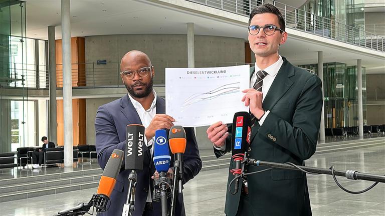 erlin: Armand Zorn (l, SPD) und Sepp Müller (CDU), Vorsitzende der von der Regierungskoalition eingesetzten Taskforce zu den Auswirkungen des Iran-Krieges, erläutern bei einem Pressestatement nach einer Sitzung des Gremiums Vorschläge zur Entlastung der Bürger.