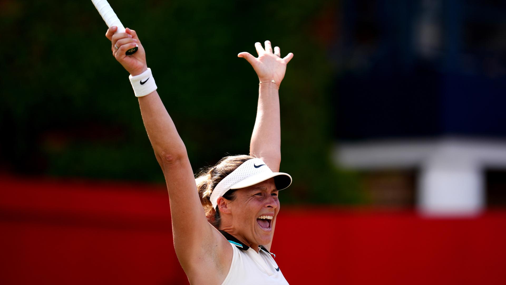 Tatjana Maria feiert ihren Sieg am 13.06.2025 bei dem Viertelfinale der WTA-Tour in London.