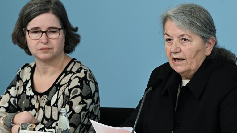 Julia Gebrande (l), Vorsitzende der Unabhängigen Kommission zur Aufarbeitung sexuellen Kindesmissbrauchs, und Edith Glaser, Autorin der Studie, stellen die Studie Sexualisierte Gewalt und Schule auf einer Pressekonferenz vor. 