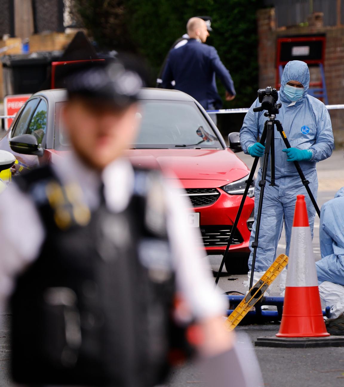 Kriminaltechniker und Polizeibeamte am Tatort, an dem zwei jüdische Männer nach einem Messerangriff in Golders Green im Norden Londons, am 29.04.2026 schwer verletzt wurden. 
