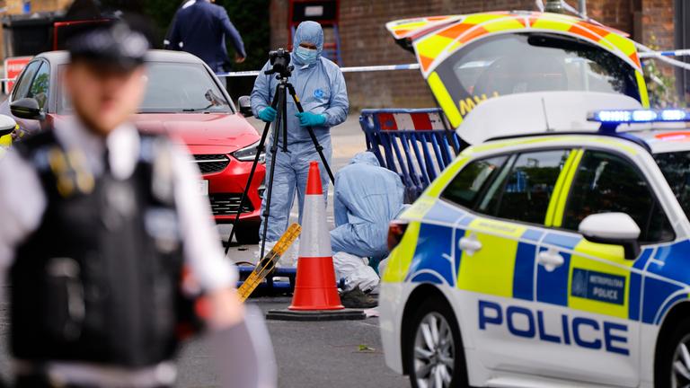 Kriminaltechniker und Polizeibeamte am Tatort, an dem zwei jüdische Männer nach einem Messerangriff in Golders Green im Norden Londons, am 29.04.2026 schwer verletzt wurden. 