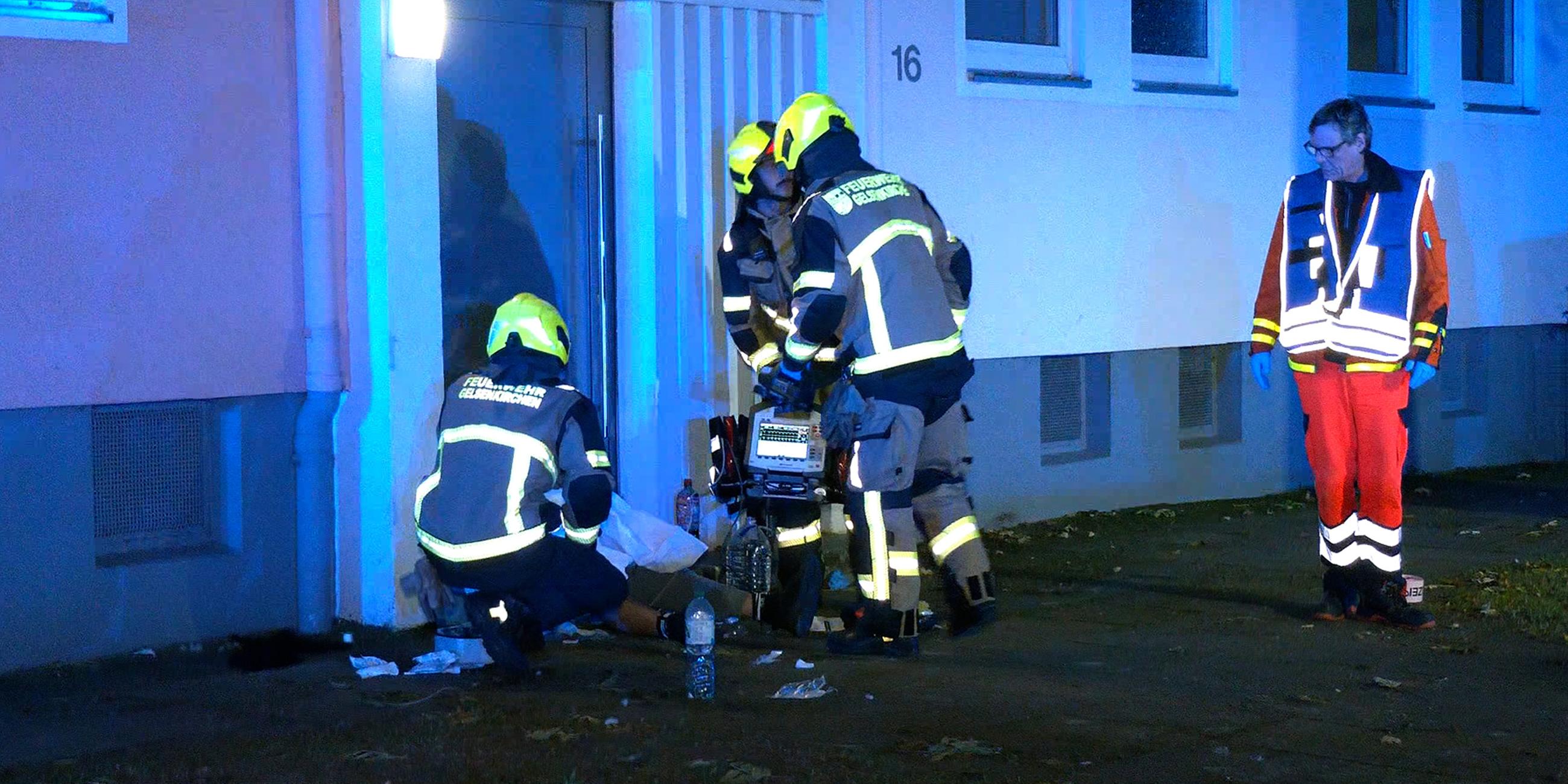 Rettungskräfte versorgen am 28.09.2025 in Gelsenkirchen-Bismarck eine Person. Bei einer Auseinandersetzung wurden mehrere Menschen schwer verletzt.