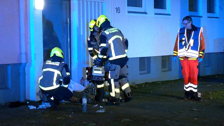 Rettungskräfte versorgen am 28.09.2025 in Gelsenkirchen-Bismarck eine Person. Bei einer Auseinandersetzung wurden mehrere Menschen schwer verletzt.