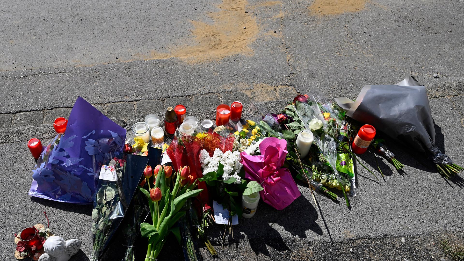 Blumen und Kerzen liegen am Tatort in Menden im Sauerland, wo gestern ein 17-jähriger einen 14-jährigen Jungen erstochen hat, aufgenommen am 11.05.2025