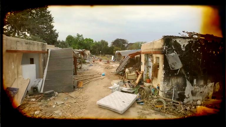 Zwei zerstörte einstöckige Häuserreihen in Israel stehen sich entlang eines Weges gegenüber.
