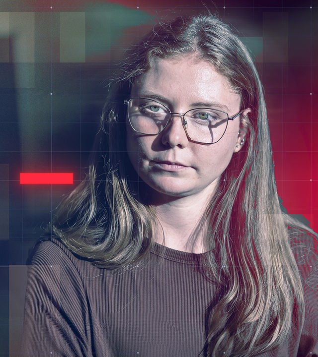 Porträt einer jungen Frau mit Brille vor einer schemenhaft erkennbaren Schultafel. Das Motiv ist durch digitale Bildbearbeitung und Bildmontage gestaltet, wobei die Schultafel im Hintergrund abgedunkelt und mit einem feinen Raster aus Linien und Punkten überlagert ist. Über die digital bearbeitete Bildmontage sind halbtransparente rote und türkisblaue Grafikelemente sowie ein feines grafisches Raster-Overlay gelegt, wodurch ein modernes, redaktionelles Erscheinungsbild entsteht.