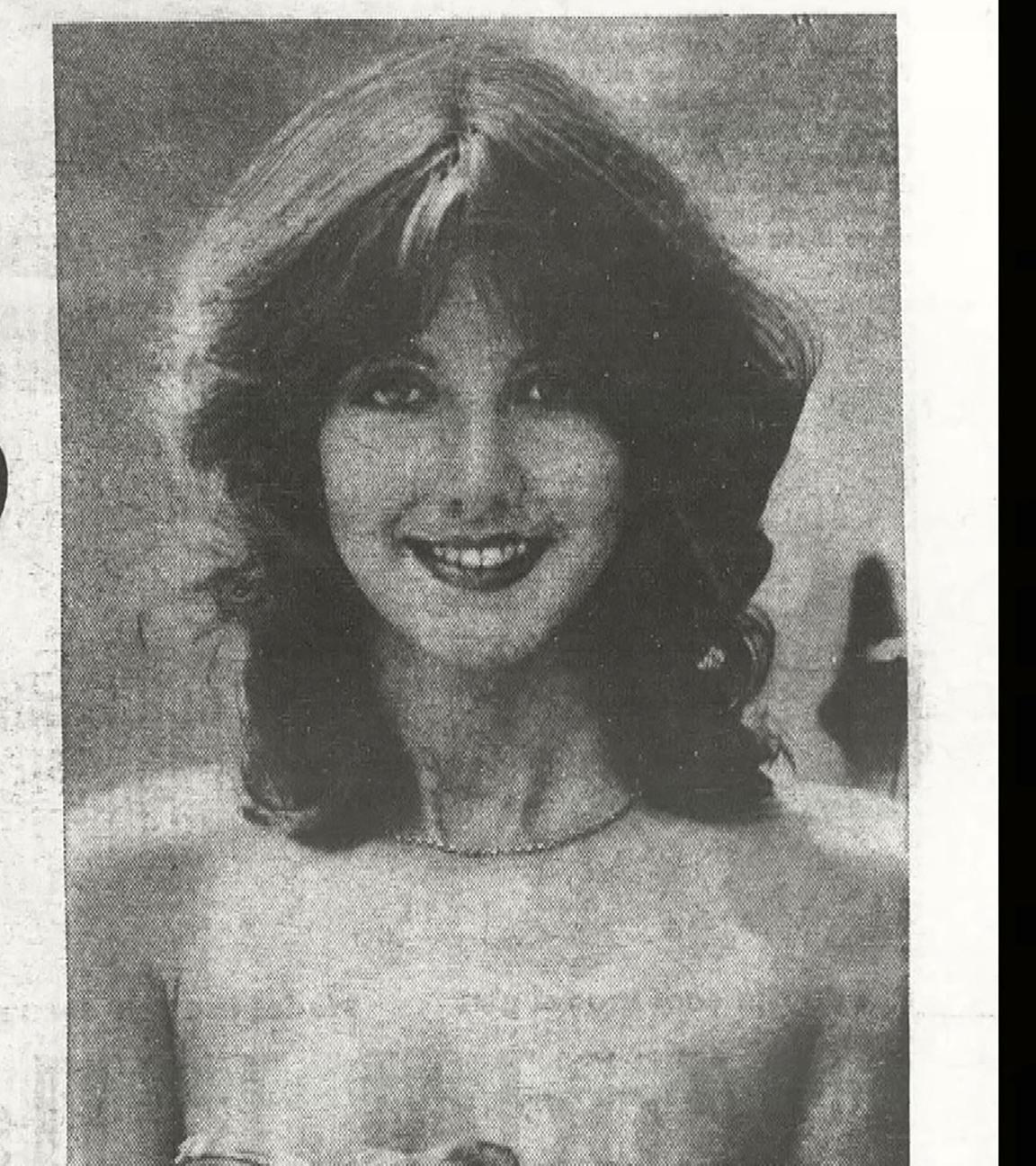 Schwarzweißer Ausschnitt aus einer englischsprachigen Zeitung. Zu sehen ist eine Schlagzeile in fetten schwarzen Versalien: Model Murders 4 of her Family. Rechts daneben ein schwarzweißes Bild von einer lächelnden jungen Frau mit schulterlangem Haar, schulterfreiem Top und Kette um den Hals.