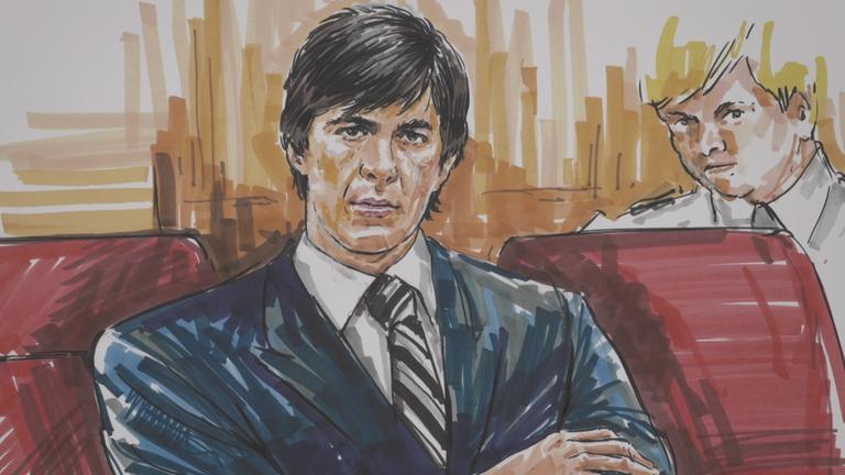 Aus dem Familiendrama "Tatort White House Farm - Das Urteil": Colorierte Gerichtszeichnung von Jeremy Bamber, der vor Gericht seine Unschuld beteuert. Im Vordergrund sitzt Jeremy Bamber auf einem Stuhl mit roter Rückenlehne. Hinter ihm sitzt eine weitere Person.