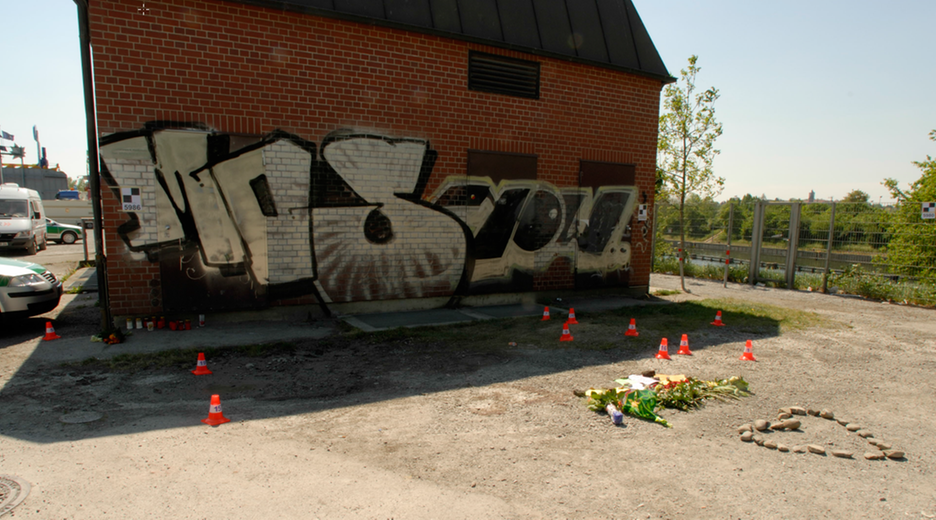 Tatortarbeit der Polizei nach dem Mord an Michèle Kiesewetter. Die Ermittler übersehen den NSU-Schriftzug auf der Mauer.