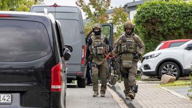 04.09.2026, Nordrhein-Westfalen, Gevelsberg: Schwer gerüstete Spezialkräfte am Einsatzort.
