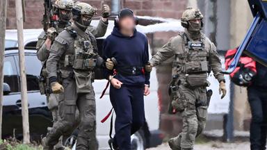  Eine Person wird zu einem Hubschrauber geführt.