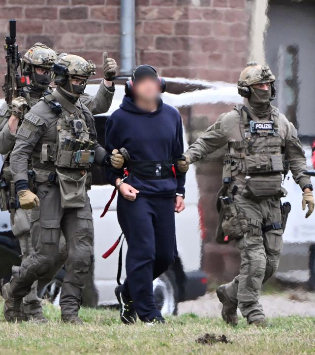  Eine Person wird zu einem Hubschrauber geführt.