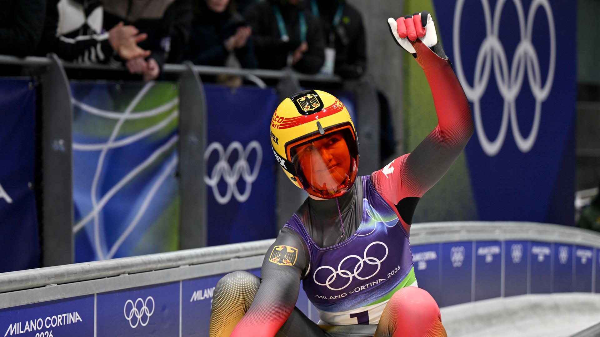 Julia Taubitz (Deutschland) nach dem 2. Lauf jubelt im Ziel.
