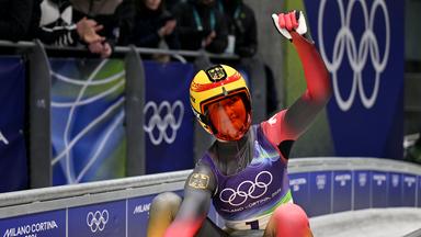Julia Taubitz (Deutschland) nach dem 2. Lauf jubelt im Ziel.