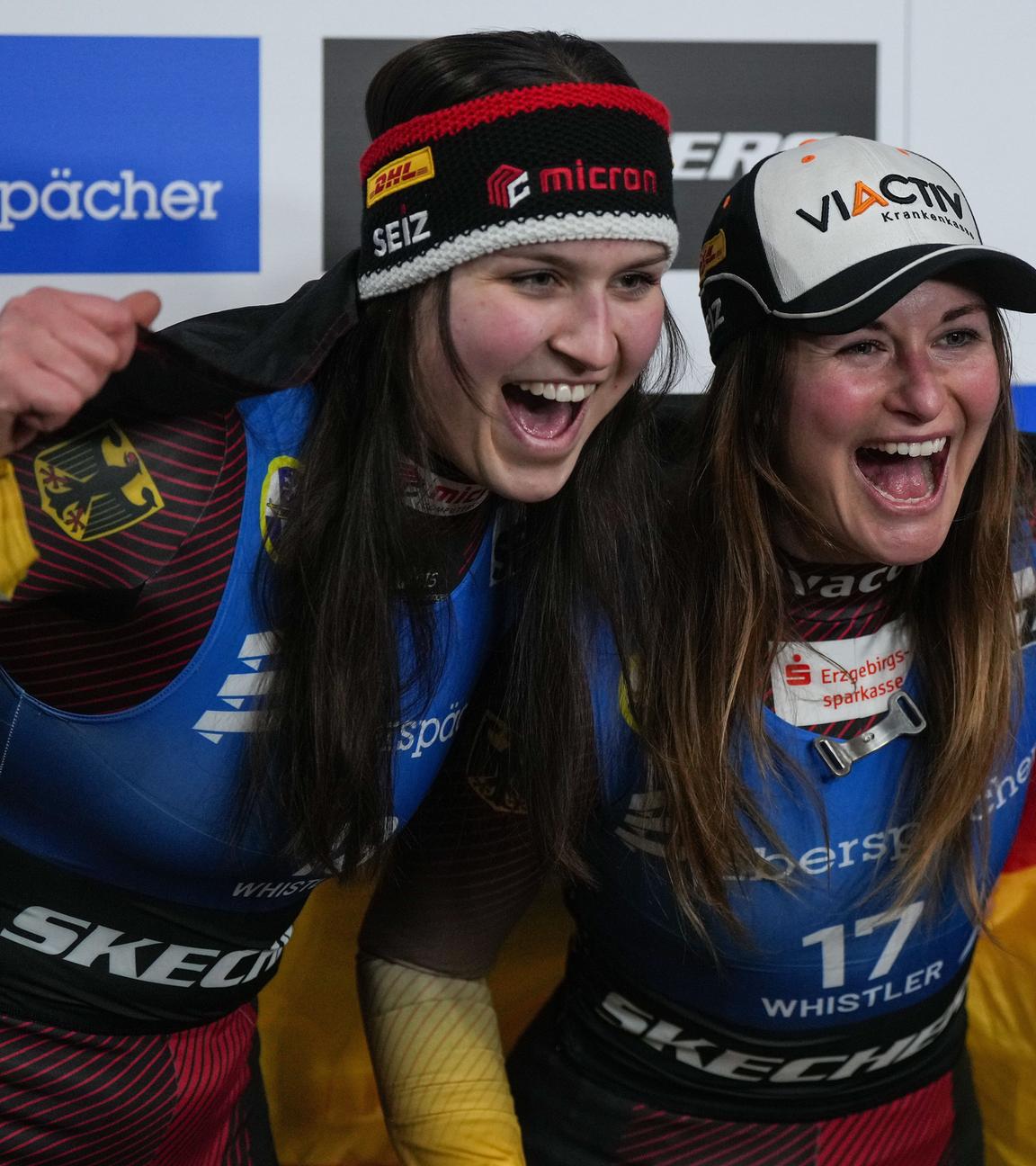 Merle Fräbel (links) und Julia Taubitz jubeln bei der Siegerehrung in Whistler