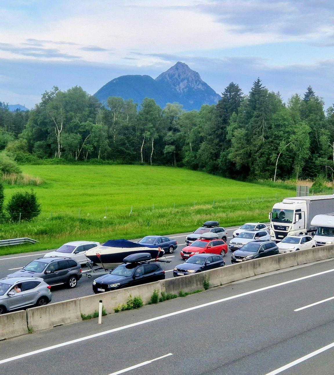 Am Verkehrsknotenpunkt bei Salzburg auf der Tauernautobahn kommt es zu Stau am 07.06.2025.
