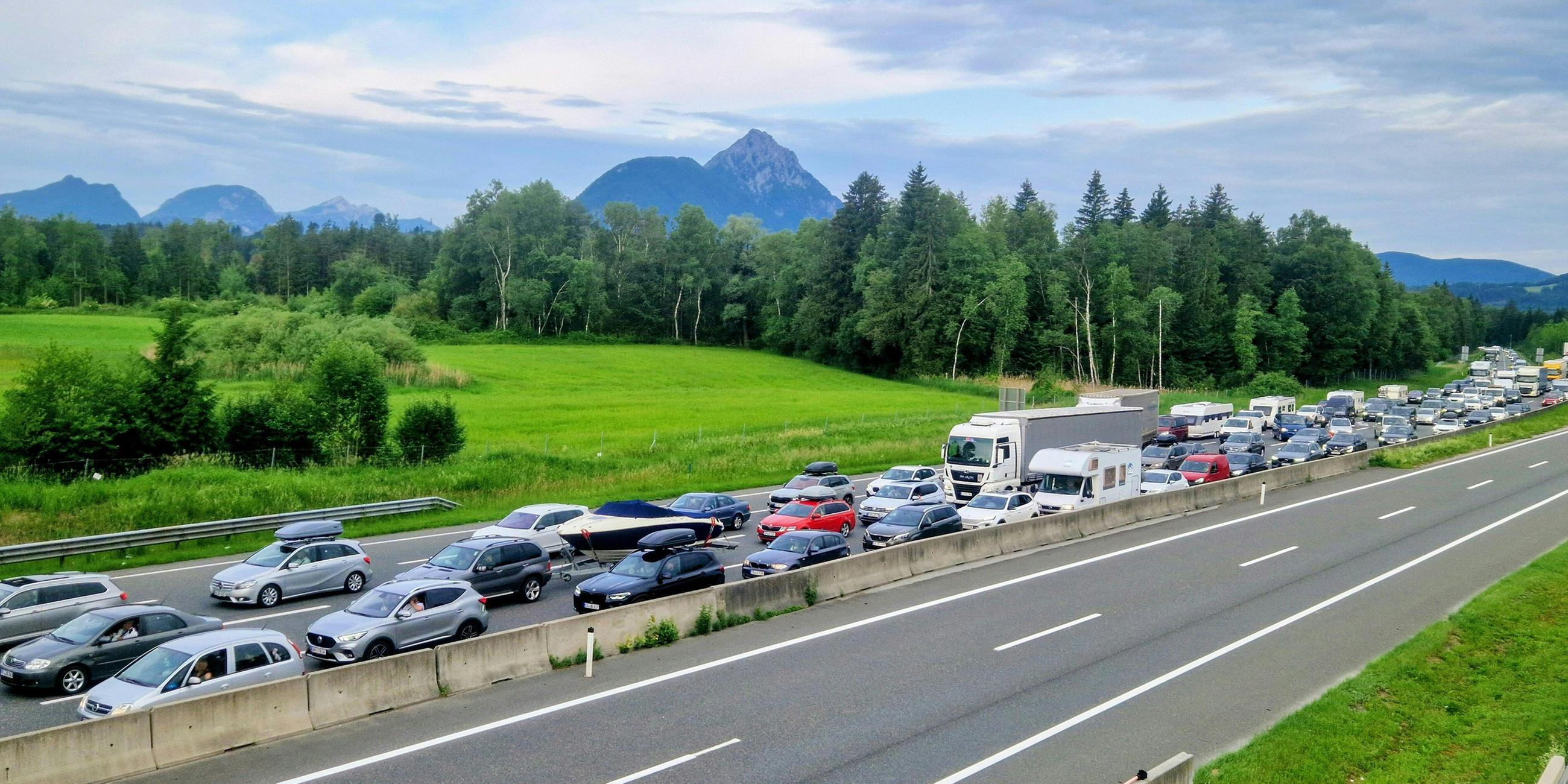 Am Verkehrsknotenpunkt bei Salzburg auf der Tauernautobahn kommt es zu Stau am 07.06.2025.