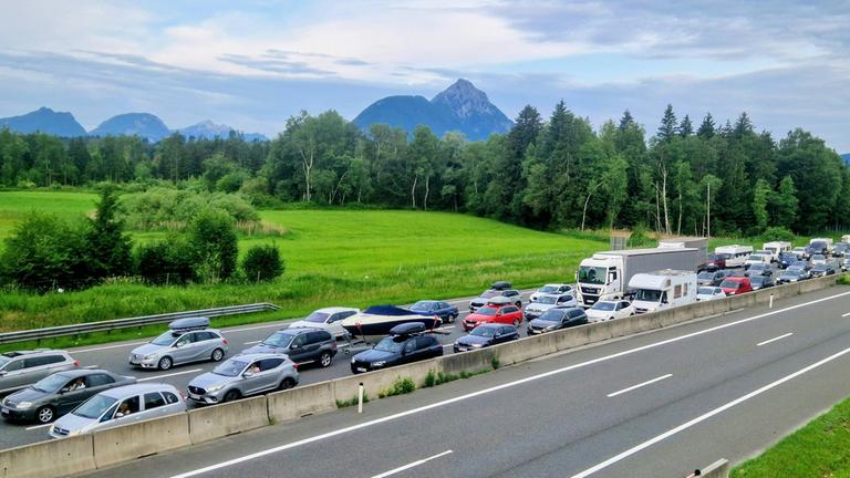 Am Verkehrsknotenpunkt bei Salzburg auf der Tauernautobahn kommt es zu Stau am 07.06.2025.