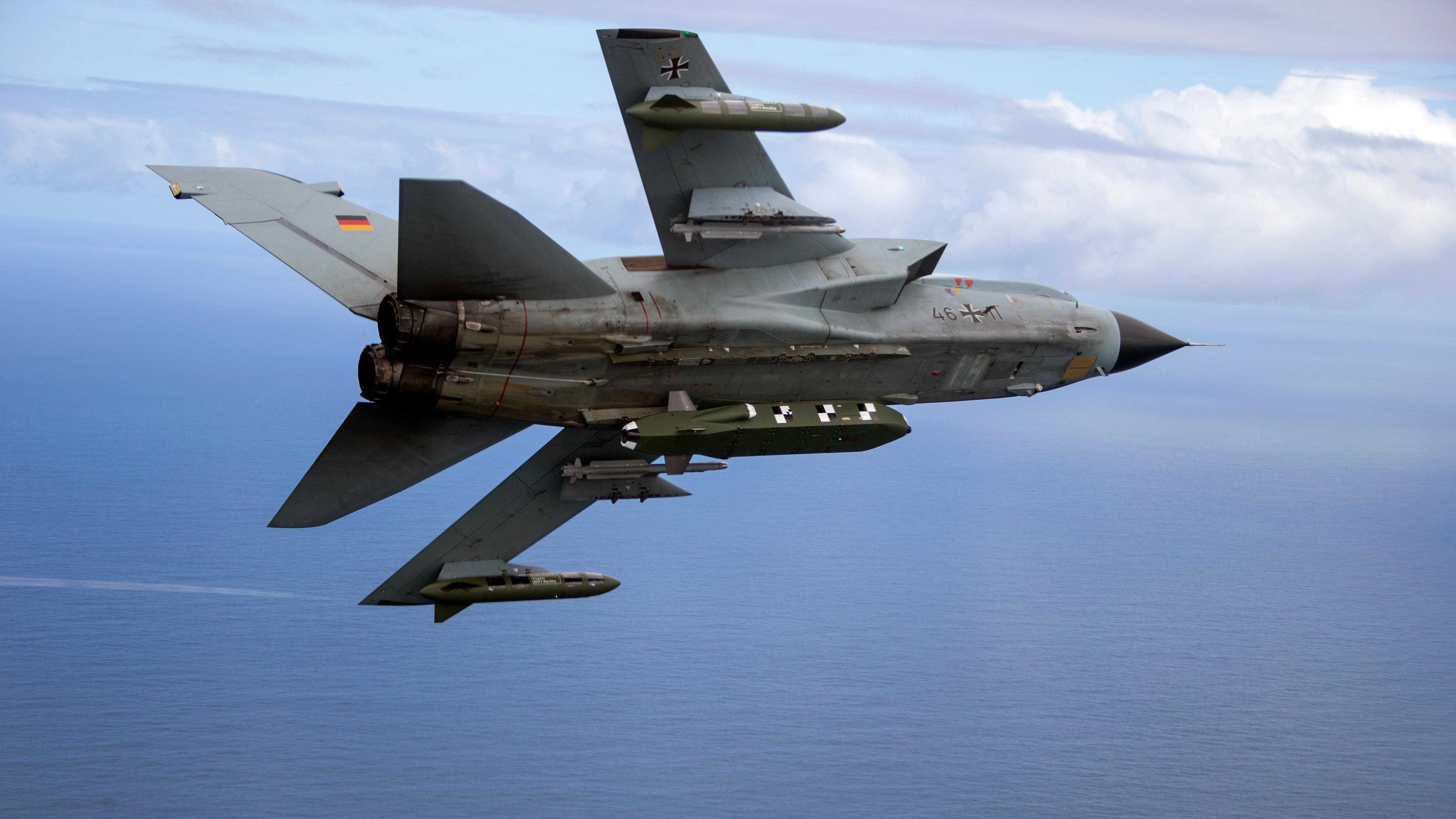  Die von der Bundeswehr herausgegebene Aufnahme zeigt einen Kampfjet Tornado IDS ASSTA 3.0, bestückt mit dem Lenkflugkörper Taurus, der im Rahmen der Übung «Two Oceans» über See fliegt.