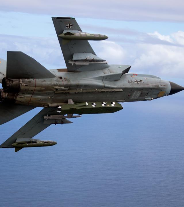  Die von der Bundeswehr herausgegebene Aufnahme zeigt einen Kampfjet Tornado IDS ASSTA 3.0, bestückt mit dem Lenkflugkörper Taurus, der im Rahmen der Übung «Two Oceans» über See fliegt.