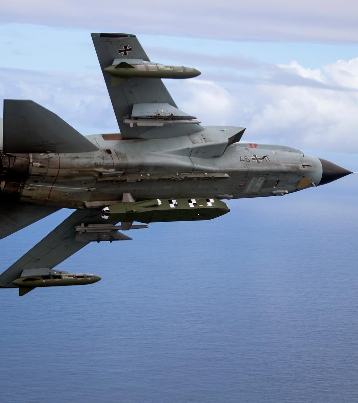 Ein Kampfjet Tornado IDS ASSTA 3.0, bestückt mit dem Lenkflugkörper Taurus