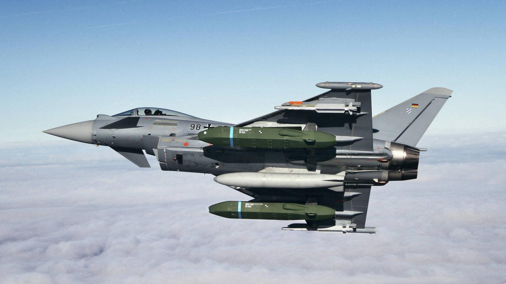 Kampfflugzeug der Bundeswehr mit Marschflugkörper Taurus