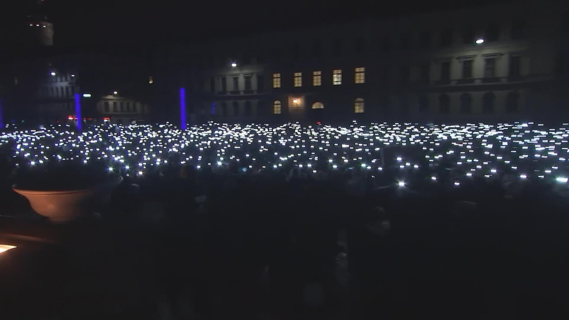 Auf dem Bild sind Handylichter zu sehen.