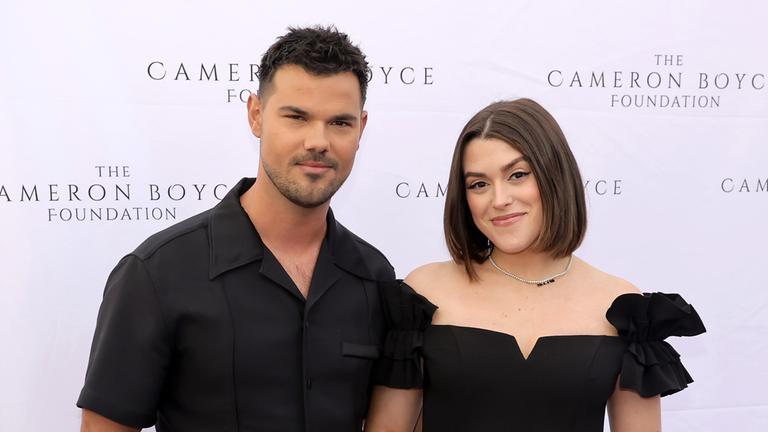 Taylor und Tay Lautner sind während einer Veranstaltung zu sehen.
