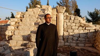 Pfarrer Bashar Fawadleh in einer Kirchruine in Taybeth.