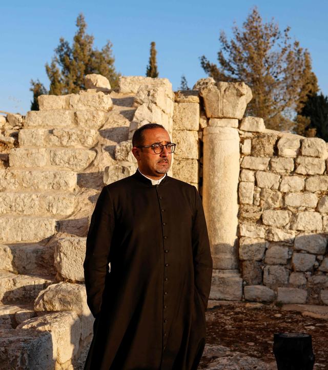 Pfarrer Bashar Fawadleh in einer Kirchruine in Taybeth.