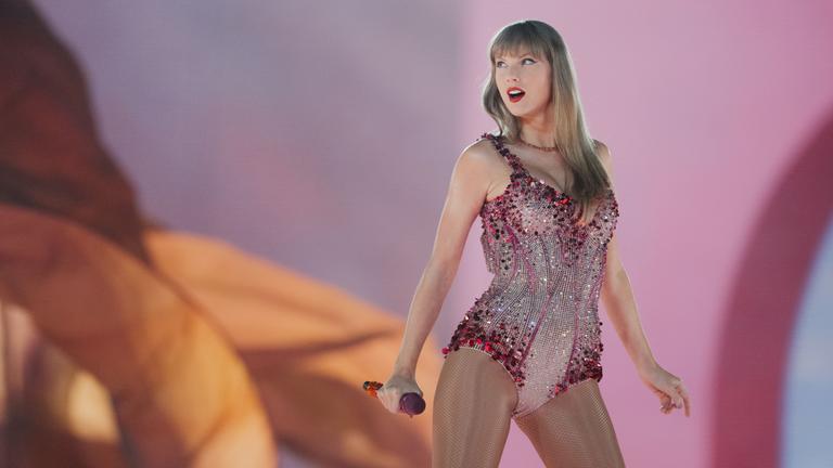 Sängerin Taylor Swift steht in der Veltins-Arena auf der Bühne.