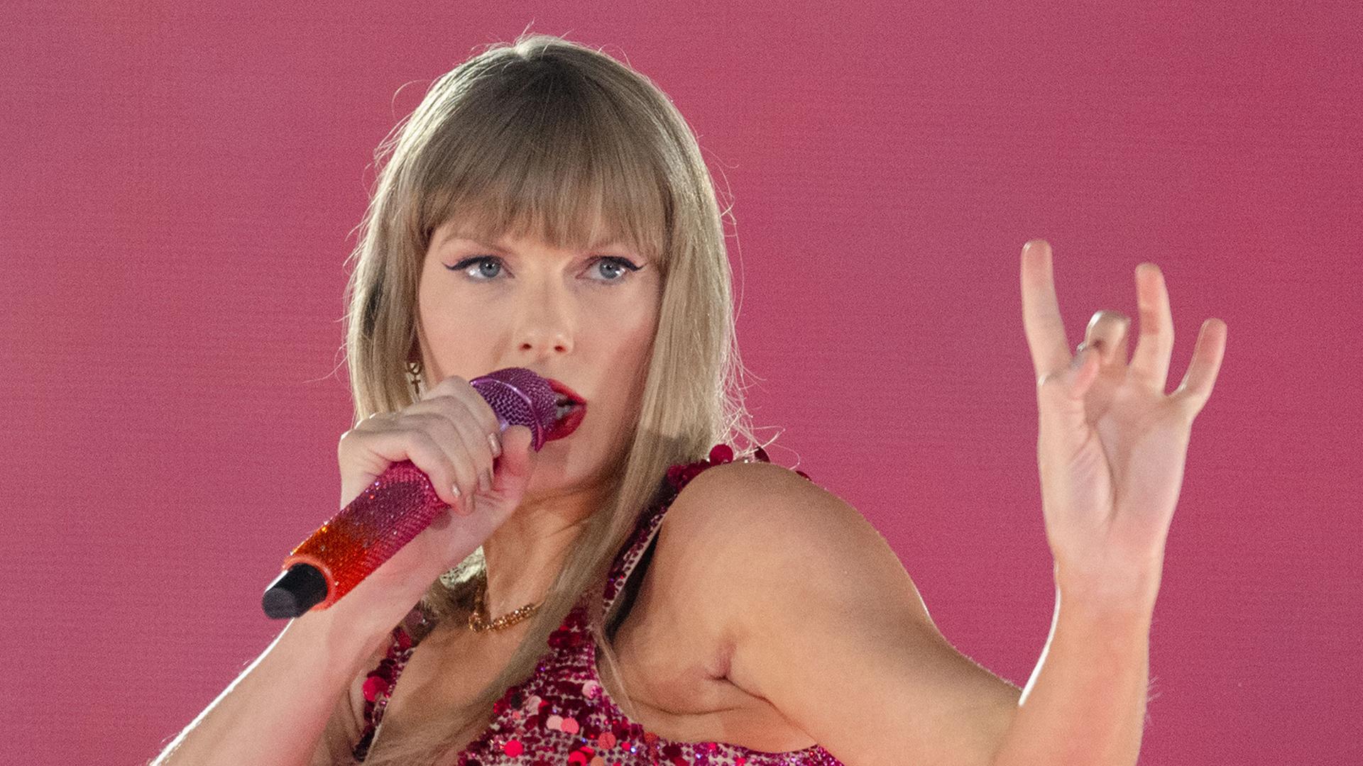 US-Sängerin Taylor Swift steht in der Veltins-Arena auf der Bühne.