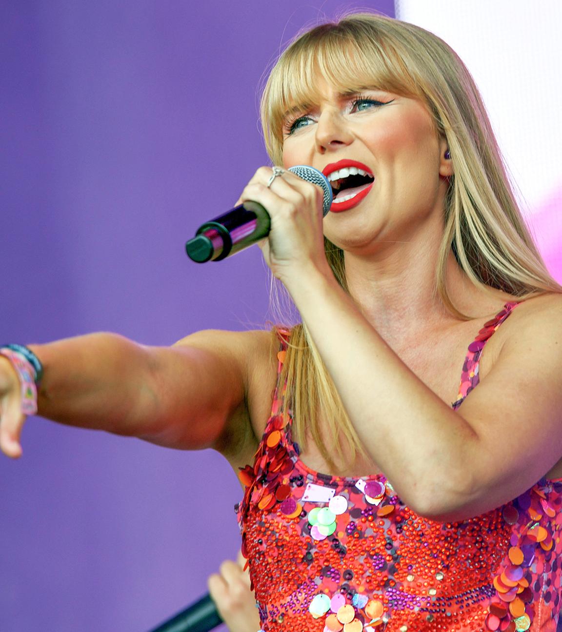 Taylor Swift steht beim Camp Bestival 2025 auf der Bühne vor der Kulisse von Lulworth Castle in Dorset.