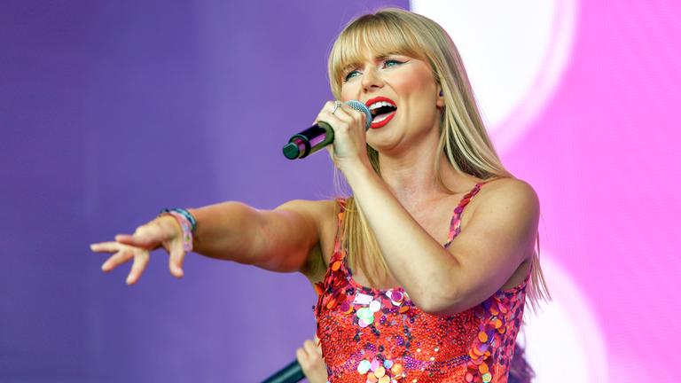 Taylor Swift steht beim Camp Bestival 2025 auf der Bühne vor der Kulisse von Lulworth Castle in Dorset.