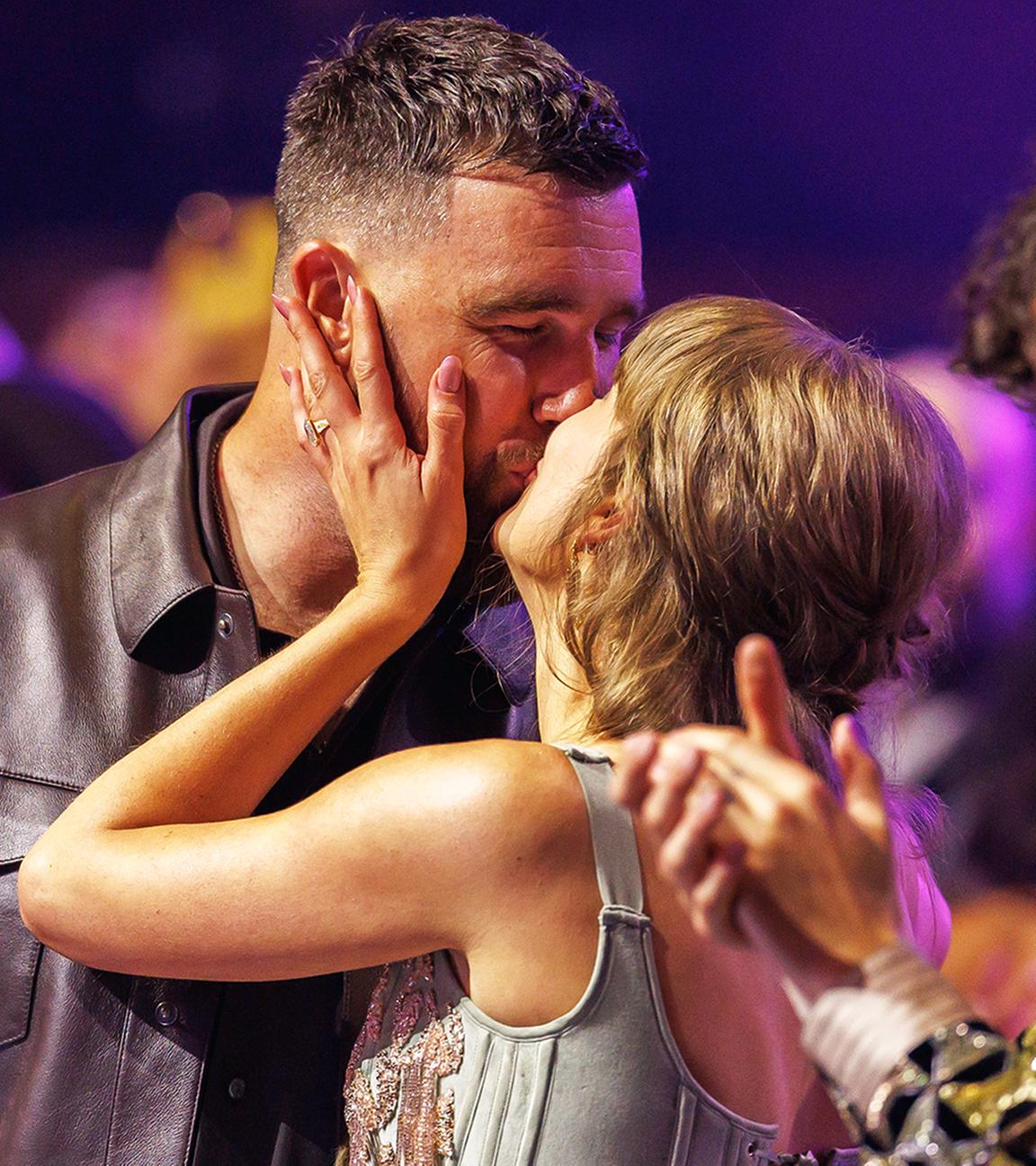 Taylor Twift küsst ihren Verlobten bei den "iHeartRadio Music Awards".