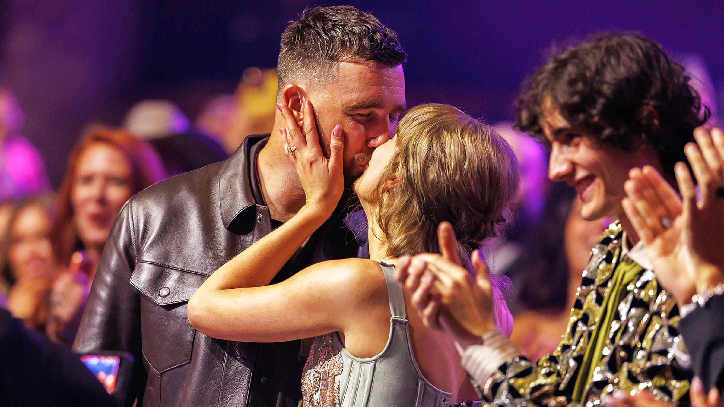Taylor Twift küsst ihren Verlobten bei den "iHeartRadio Music Awards".
