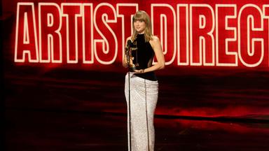 Musikerin Taylor Swift nimmt am 27.09.2026 im Peacock Theater in Los Angeles, Kalifornien, im Rahmen der MTV Video Music Awards (VMAs) 2026 auf der Bühne die Auszeichnung „Artist Director Honors“ entgegen. 