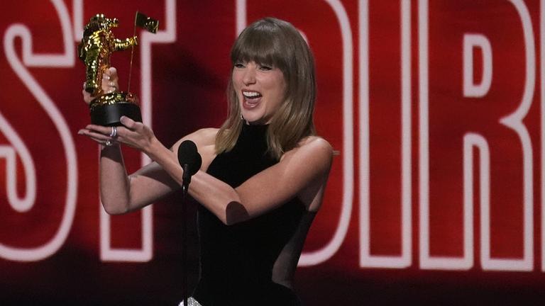 Musikerin Taylor Swift nimmt am 27.09.2026, im Peacock Theater in Los Angeles den „MTV VMA Artist Director Honors“-Preis im Rahmen der MTV Video Music Awards entgegen.