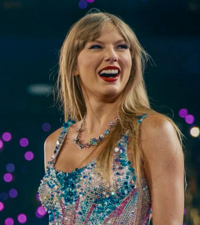 Taylor Swift lächelnd auf einer Bühne
