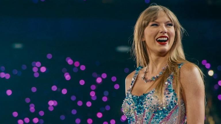 Taylor Swift lächelnd auf einer Bühne