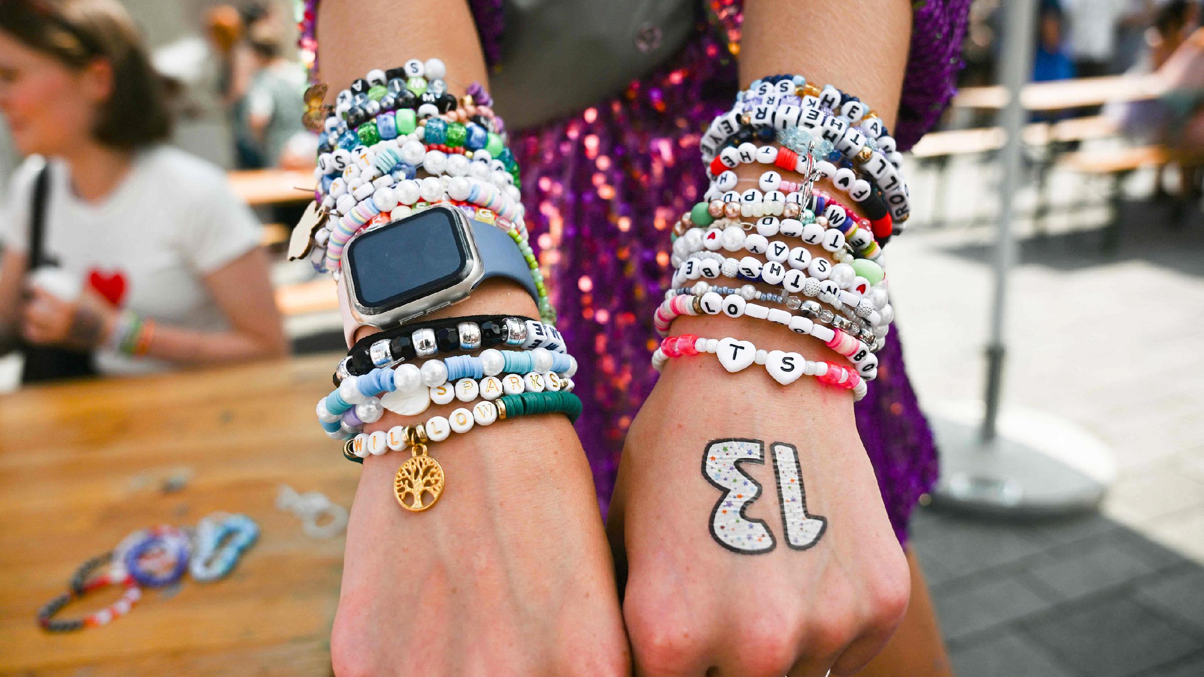 Swift Fans mit Armbändern