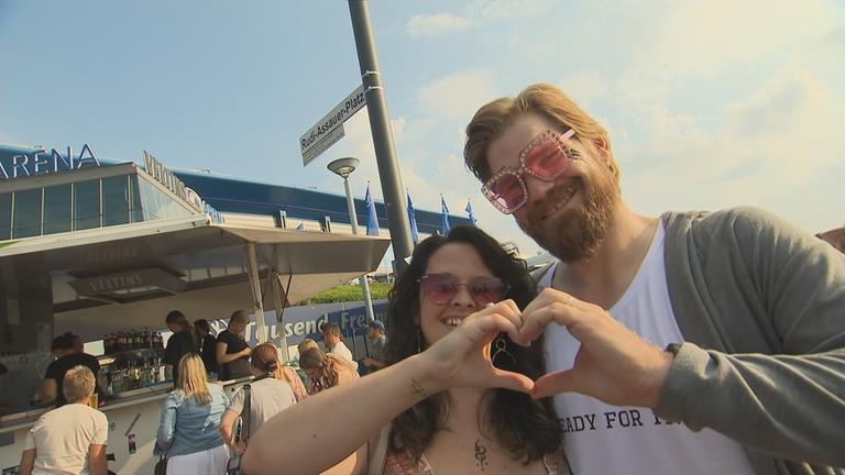Fans vor der Arena in Gelsenkirchen