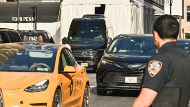 Eine Limousine ist zu sehen, nachdem sie am 2. 7. 2026, in New York Gäste am Madison Square Garden abgesetzt hat – im Vorfeld einer gemeldeten Hochzeit zwischen der Sängerin Taylor Swift und dem NFL-Spieler Travis Kelce. 