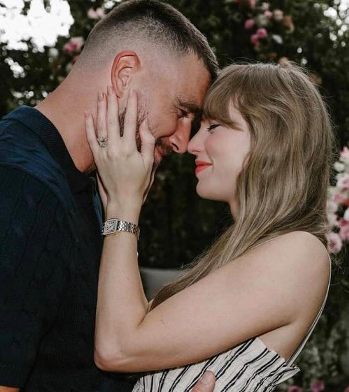 Taylor Swift und Travis Kelce während ihres Heiratsantrags in einem Garten.
