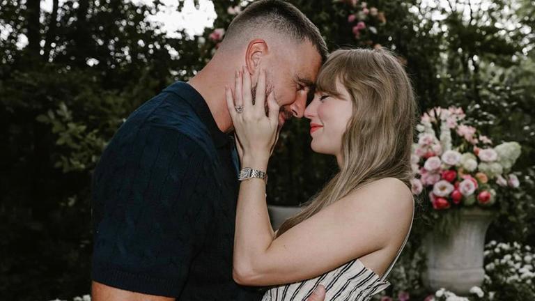 Taylor Swift und Travis Kelce während ihres Heiratsantrags in einem Garten.