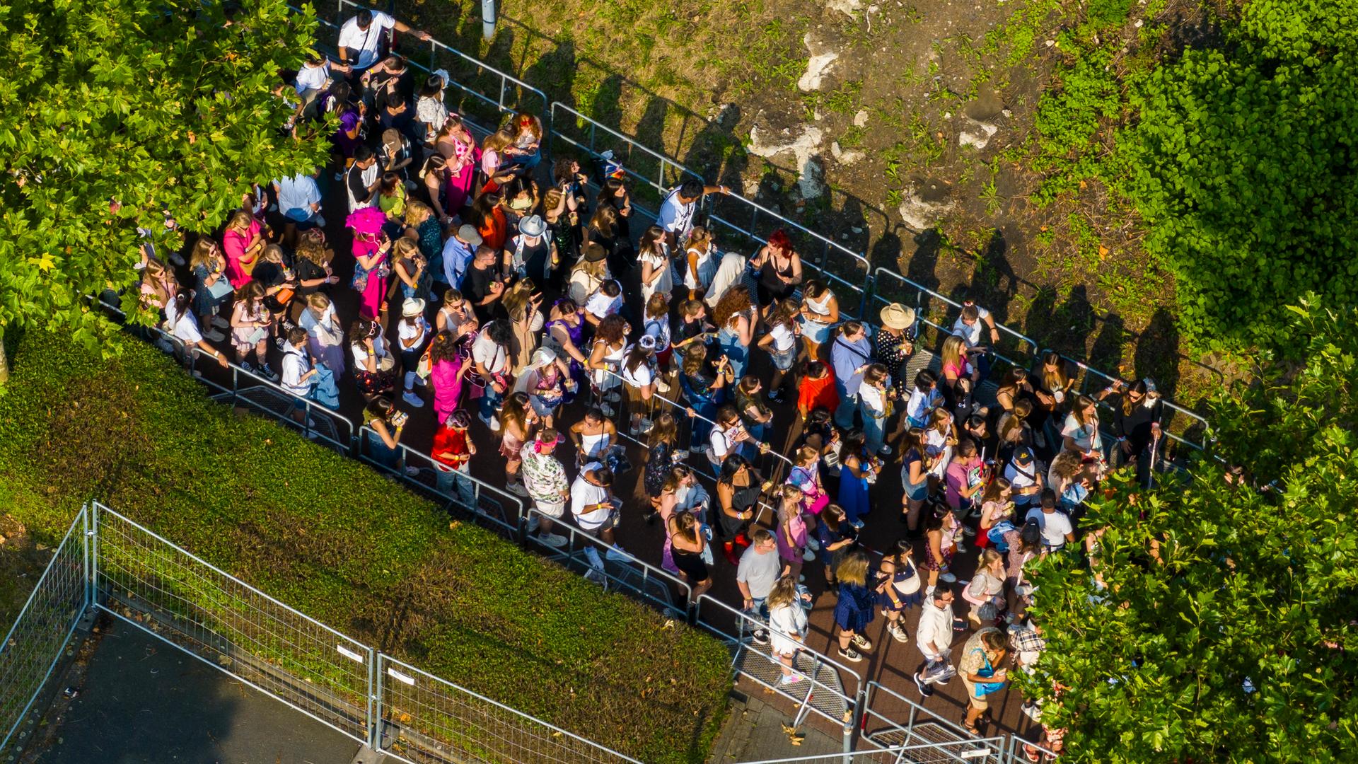 Fans warten vor der Veltins-Arena auf ein Konzert von Taylor Swift. 