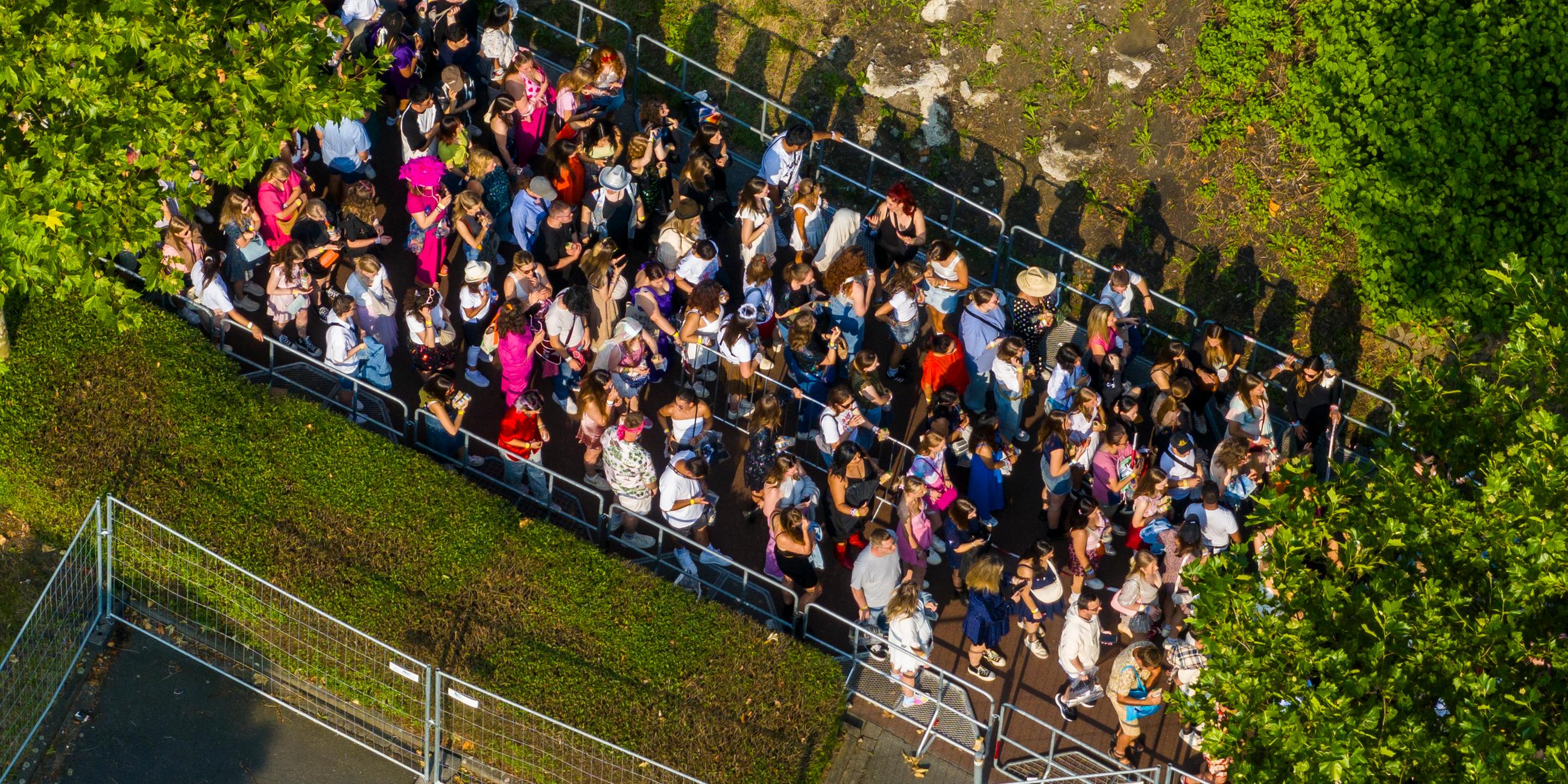 Fans warten vor der Veltins-Arena auf ein Konzert von Taylor Swift. 